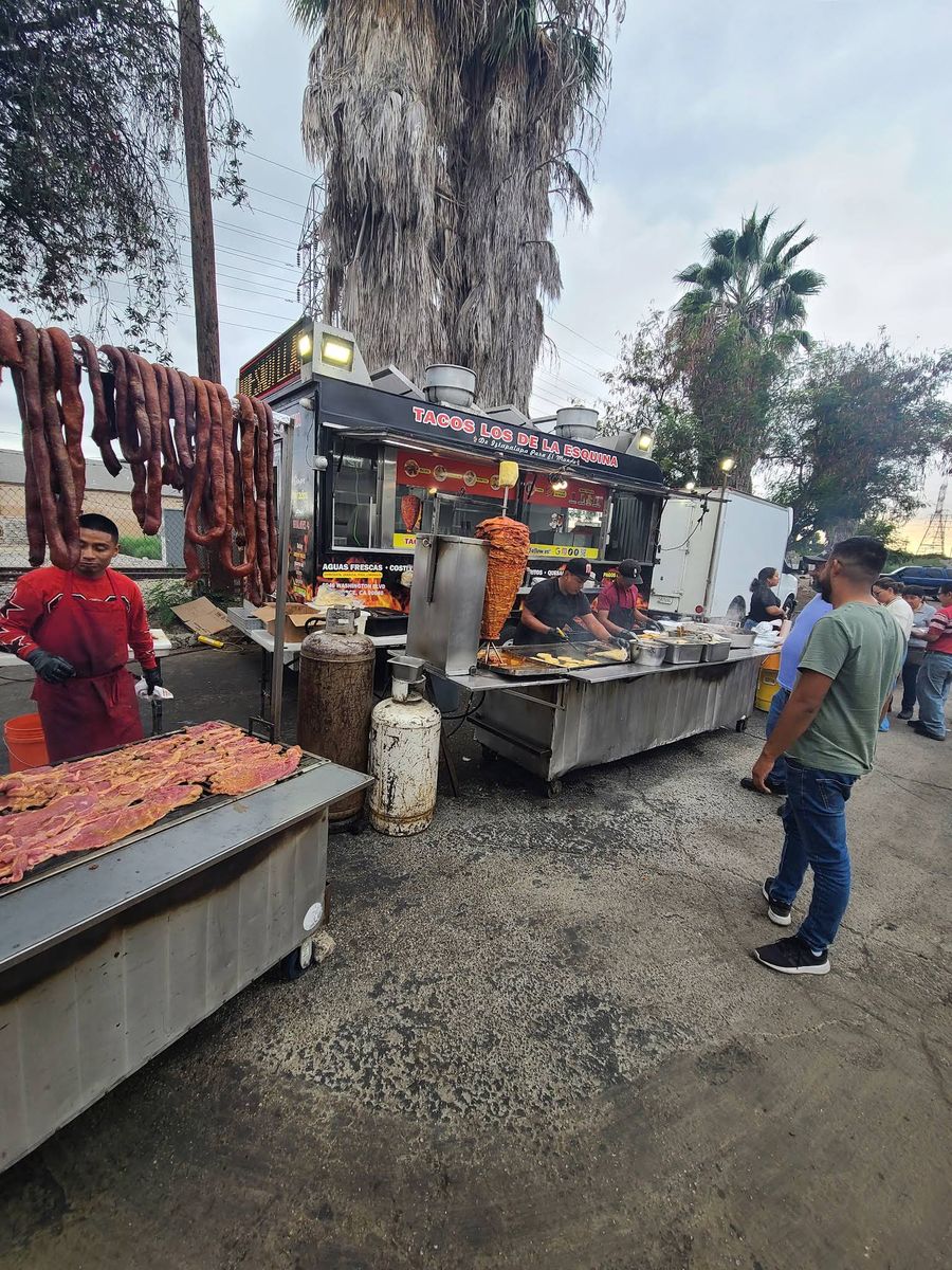 Tacos Los De La Esquina full stand at night